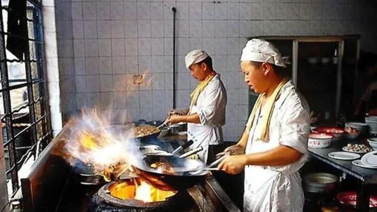 萧薇薇急忙问她：妈，你说这个叶辰，会不会隐藏了什么实力？不然的话，他怎么可能有这么大的影响力，谁都不是他的对手？。